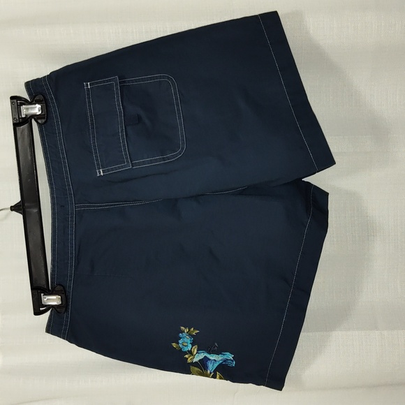 Gap Embroidered Women Shorts - Picture 2 of 4